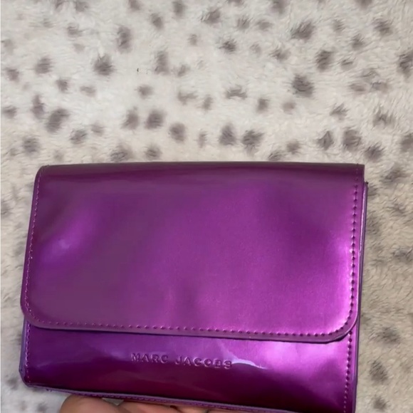 MARC JACOBS GLOSSY CLUTCH / COSMETIC BAG - Picture 2 of 8